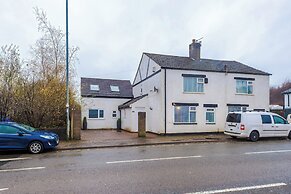 Large Modern 5-Bed House