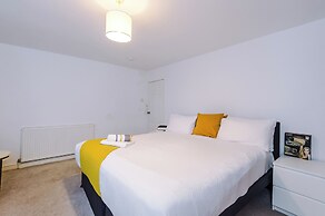 Large Modern 5-Bed House