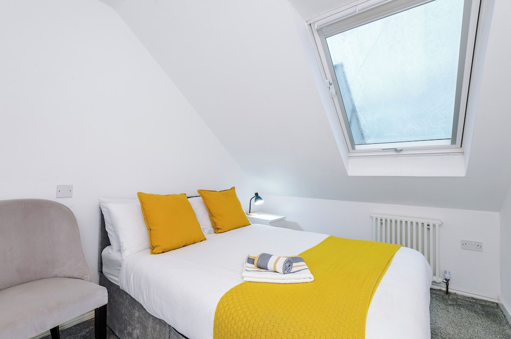 Large Modern 5-Bed House