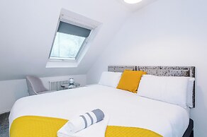 Large Modern 5-Bed House