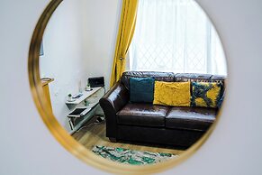 Large Modern 5-Bed House