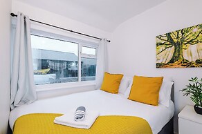 Large Modern 5-Bed House