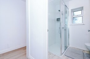 Large Modern 5-Bed House