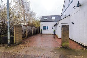 Large Modern 5-Bed House