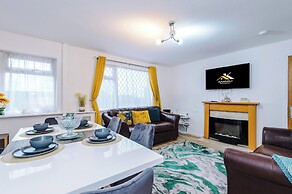 Large Modern 5-Bed House