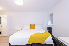 Large Modern 5-Bed House