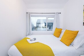 Large Modern 5-Bed House