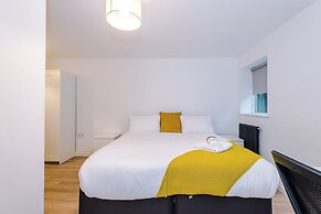 Large Modern 5-Bed House