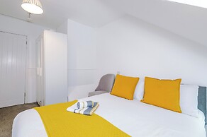 Large Modern 5-Bed House