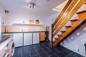 Large Modern 5-Bed House