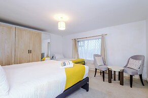 Large Modern 5-Bed House