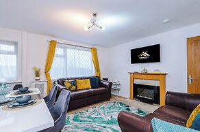 Large Modern 5-Bed House