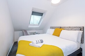 Large Modern 5-Bed House