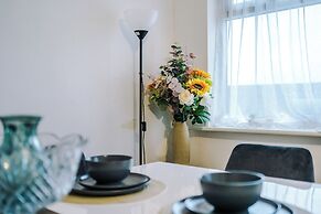 Large Modern 5-Bed House