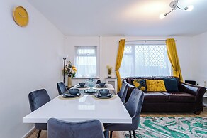Large Modern 5-Bed House