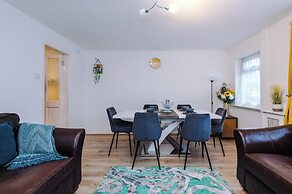 Large Modern 5-Bed House