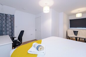 Large Modern 5-Bed House