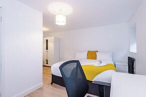 Large Modern 5-Bed House