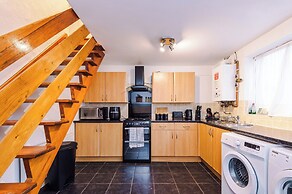 Large Modern 5-Bed House