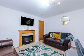 Large Modern 5-Bed House