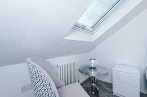 Large Modern 5-Bed House