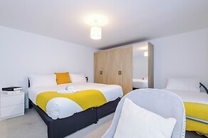 Large Modern 5-Bed House