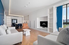 Premier 3-bedroom Apartment E333 Beachfront