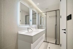 Premier 3-bedroom Apartment E333 Beachfront