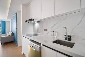 Premier 3-bedroom Apartment E333 Beachfront