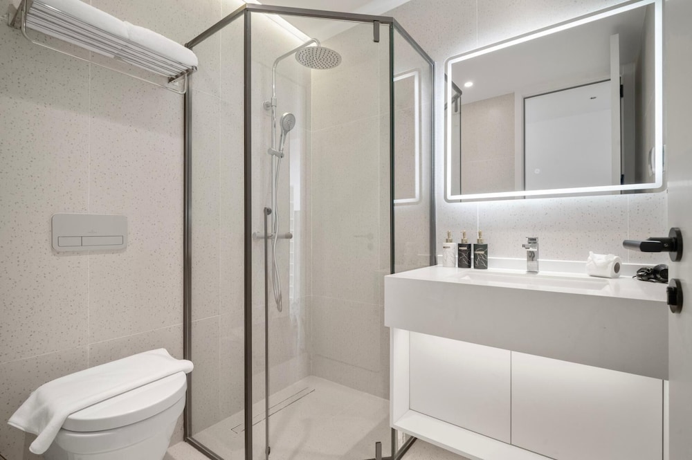 Premier 3-bedroom Apartment E333 Beachfront