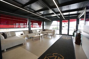 Ren Business Hotel