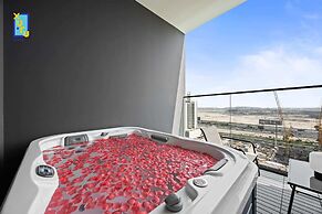 The Velvet Apex Studio w/ Jacuzzi Trillionaire