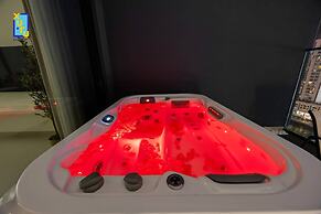 The Velvet Apex Studio w/ Jacuzzi Trillionaire