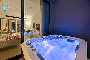 The Velvet Apex Studio w/ Jacuzzi Trillionaire