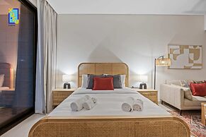 Timeless & Textured Studio w/ Jacuzzi Trillionaire
