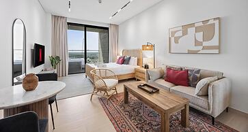 Timeless & Textured Studio w/ Jacuzzi Trillionaire