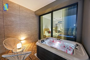 Timeless & Textured Studio w/ Jacuzzi Trillionaire