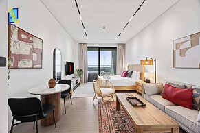Timeless & Textured Studio w/ Jacuzzi Trillionaire