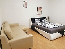 Central & Simple 1BR Apartment with WIFI