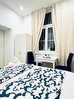 Elegant Five Bedroom Residence Alterlaa