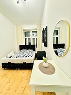Elegant Five Bedroom Residence Alterlaa