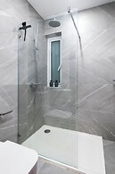 Modern Stylish 3 BR APT with Balcony