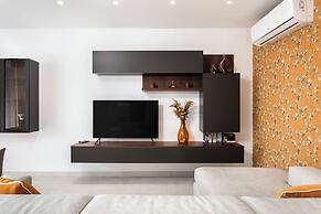 Modern Stylish 3 BR APT with Balcony
