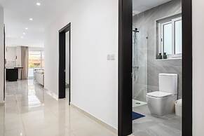 Modern Stylish 3 BR APT with Balcony