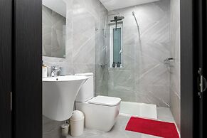 Modern Stylish 3 BR APT with Balcony