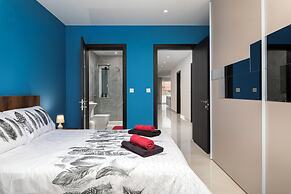 Modern Stylish 3 BR APT with Balcony