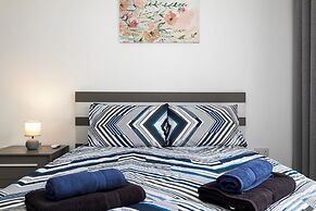 Modern Stylish 3 BR APT with Balcony