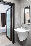 Modern Stylish 3 BR APT with Balcony