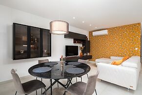 Modern Stylish 3 BR APT with Balcony