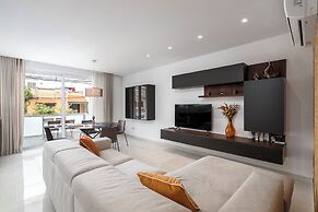 Modern Stylish 3 BR APT with Balcony